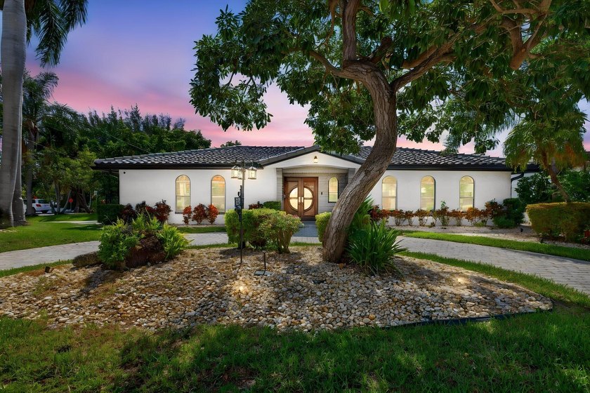MOVE-IN READY! Rare waterfront retreat on a quiet cul-de-sac in - photo 3