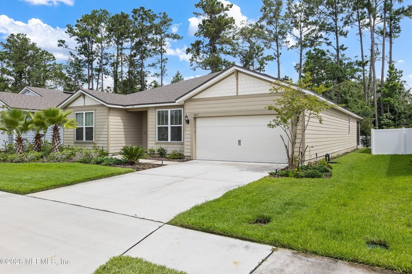 Welcome home to this stunning, like-new 2022 construction - photo 4