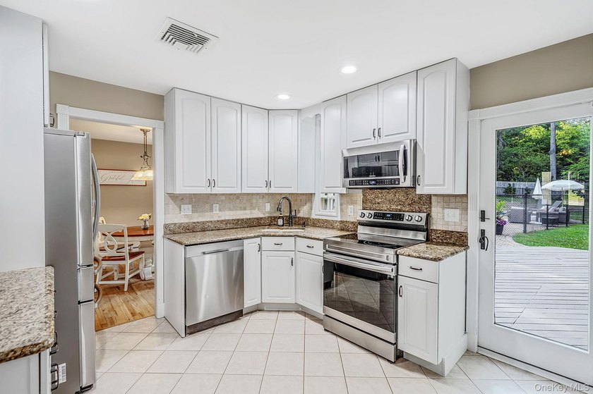 Welcome home to this beautifully maintained 4 bedrooom, 2.5 bath - photo 13