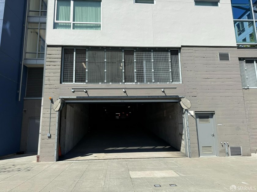 Desirable unit located in a wonderful, thriving neighborhood - photo 17