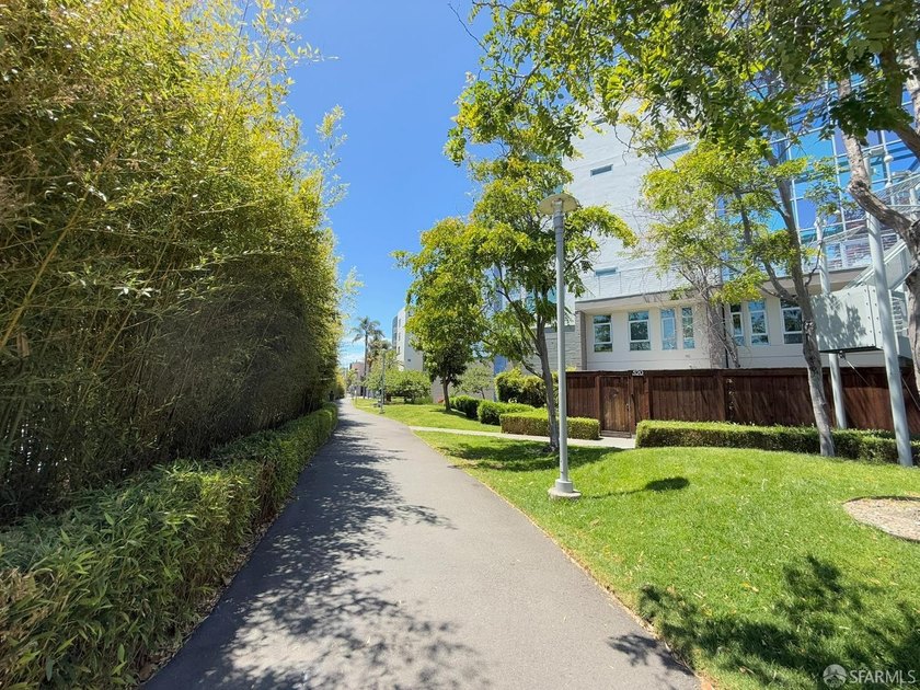 Desirable unit located in a wonderful, thriving neighborhood - photo 20