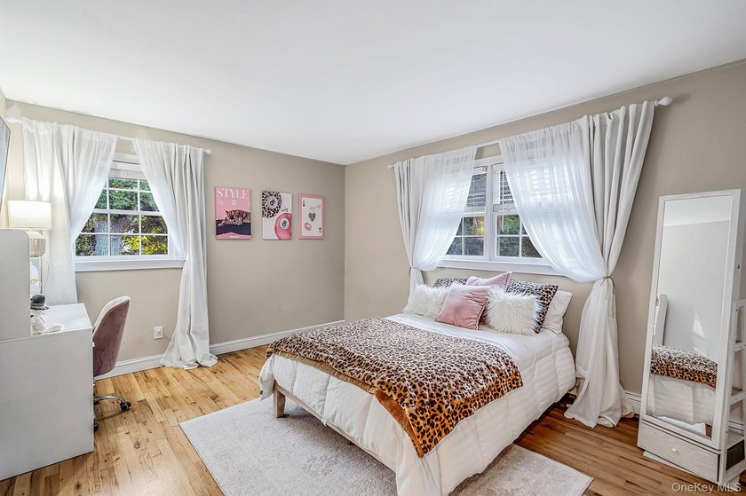 Welcome home to this beautifully maintained 4 bedrooom, 2.5 bath - photo 22
