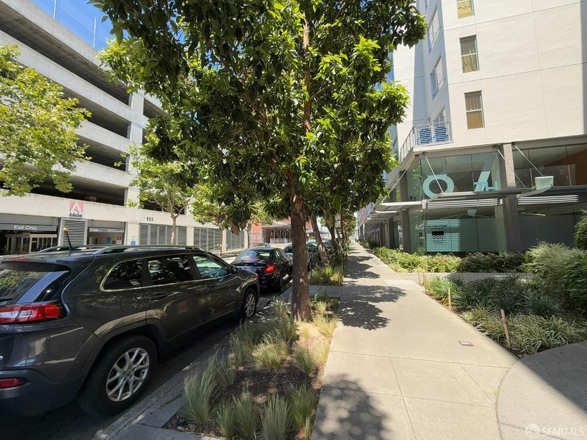 Desirable unit located in a wonderful, thriving neighborhood - photo 27