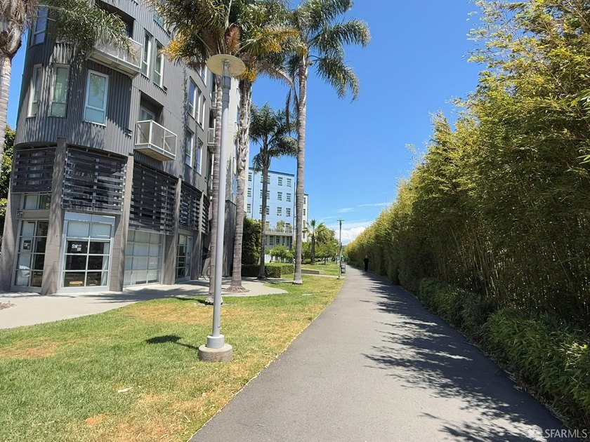 Desirable unit located in a wonderful, thriving neighborhood - photo 29