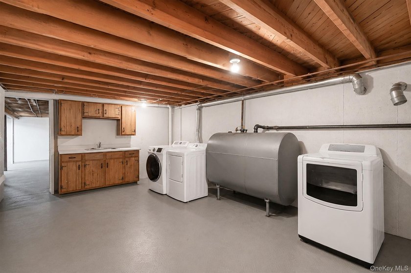Welcome home to this beautifully maintained 4 bedrooom, 2.5 bath - photo 30