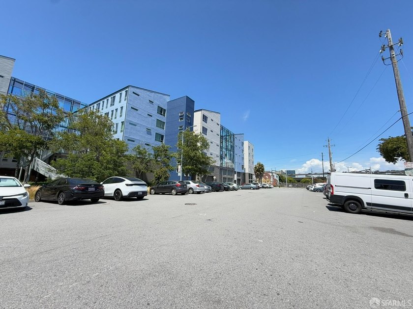 Desirable unit located in a wonderful, thriving neighborhood - photo 32