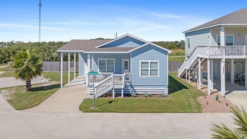 DON'T LET DAYS ON MARKET STOP YOU! This home has a new roof as - photo 3