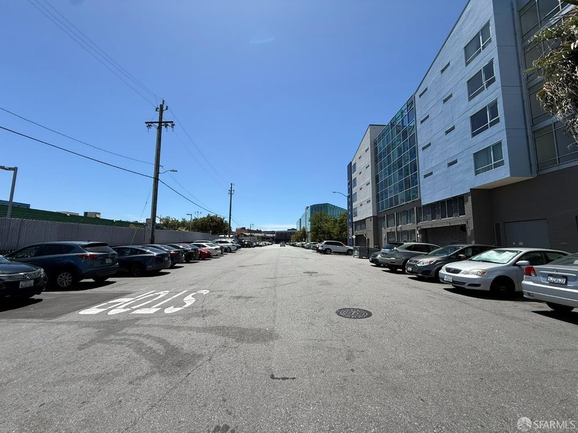 Desirable unit located in a wonderful, thriving neighborhood - photo 33