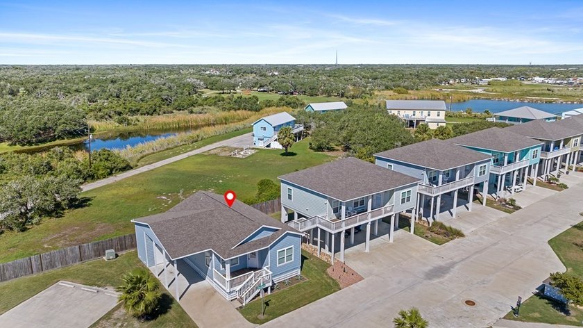 DON'T LET DAYS ON MARKET STOP YOU! This home has a new roof as - photo 6