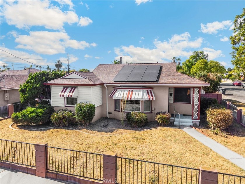 SINGLE-STORY, CORNER LOT home located in a quiet neighborhood in - photo 2