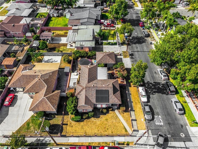 SINGLE-STORY, CORNER LOT home located in a quiet neighborhood in - photo 4