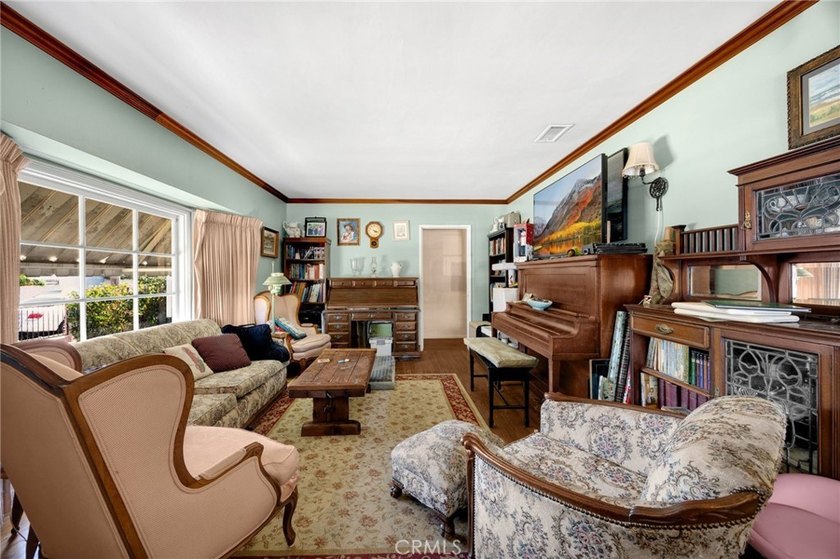 SINGLE-STORY, CORNER LOT home located in a quiet neighborhood in - photo 6