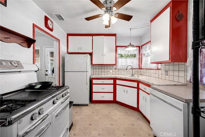 SINGLE-STORY, CORNER LOT home located in a quiet neighborhood in - photo 9