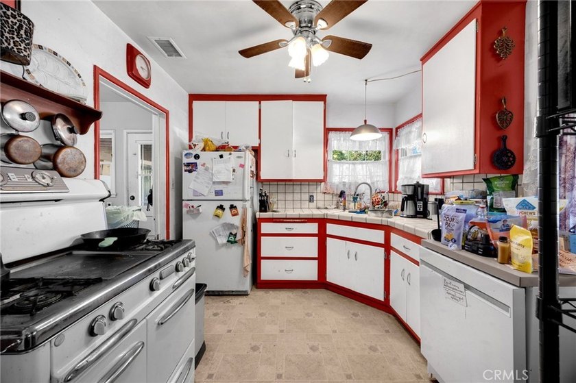 SINGLE-STORY, CORNER LOT home located in a quiet neighborhood in - photo 10