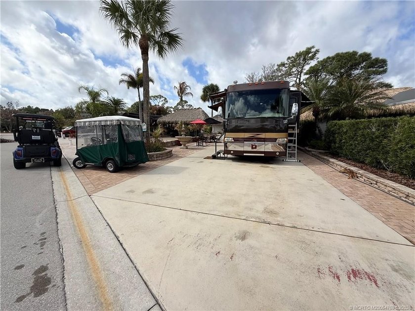 Enjoy privacy and convenience on this oversized 2,681 sq ft RV - photo 14