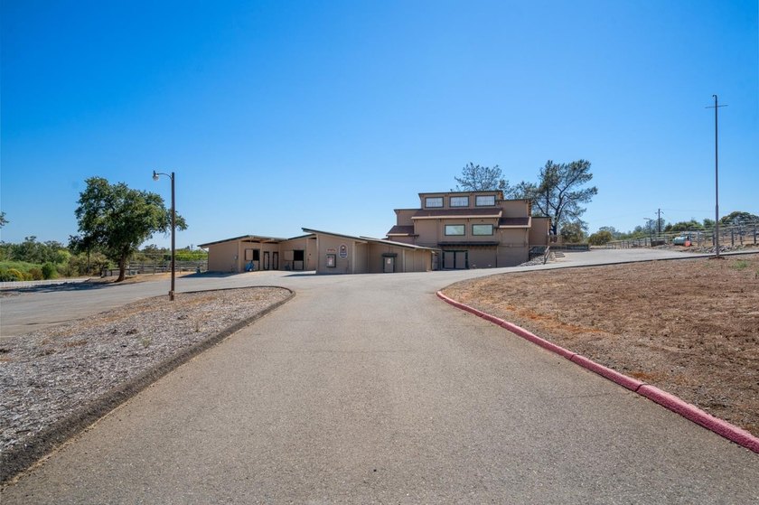 Welcome to your private retreat in the gated community of Auburn - photo 39
