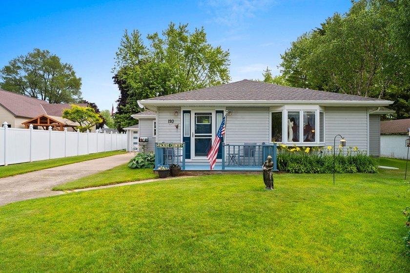 Just a stone's throw from Lake Michigan in the heart of Algoma - photo 2