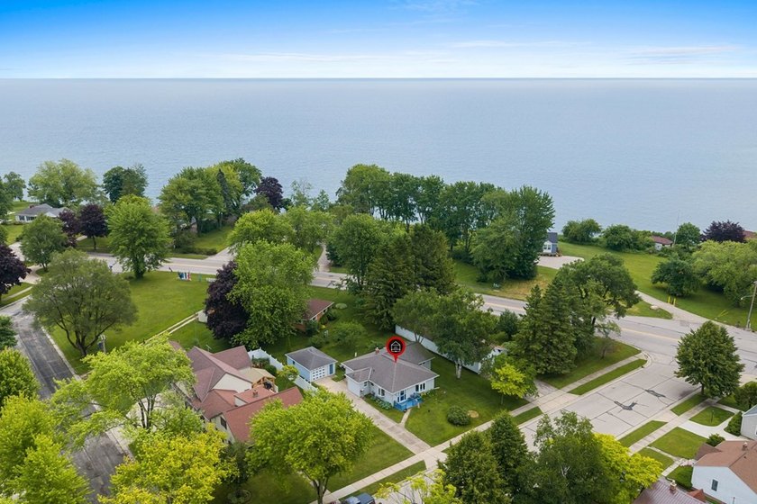 Just a stone's throw from Lake Michigan in the heart of Algoma - photo 5