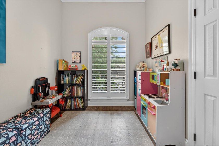 Perfectly positioned on a quiet cul-de-sac in the highly - photo 46