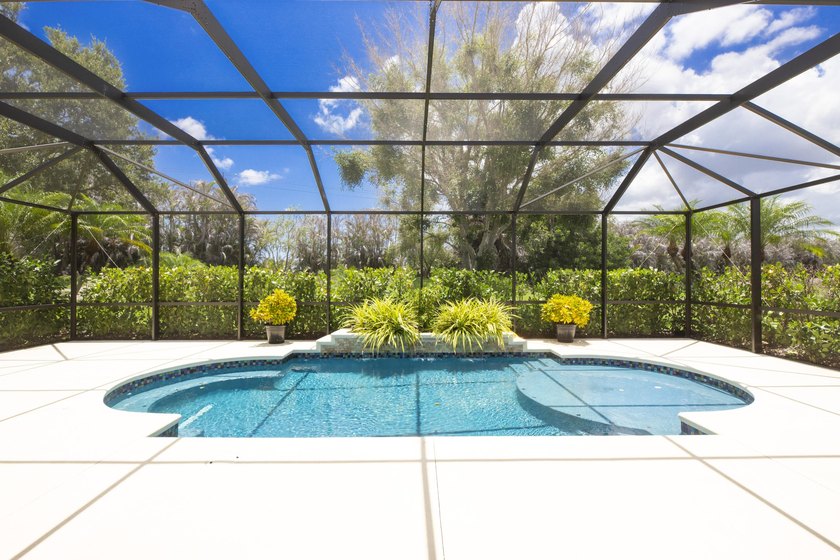 Beautifully remodeled 3BR/2BA heated saltwater pool home in - photo 2