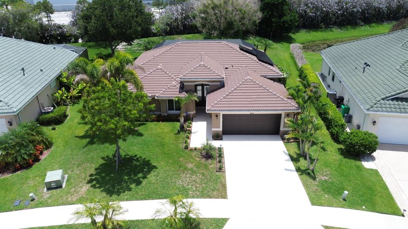 Beautifully remodeled 3BR/2BA heated saltwater pool home in - photo 3