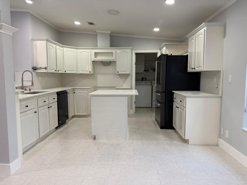 Welcome to this well-proportioned manufactured home in Atlantis - photo 4