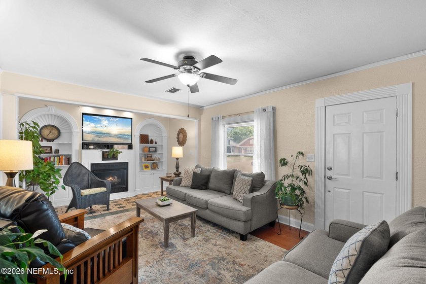 ** Seller to provide 1 Year Home Warranty from Home Warranty of - photo 4