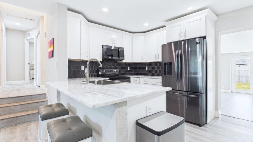 Welcome home to this beautifully remodeled 3BR/2BA residence - photo 5