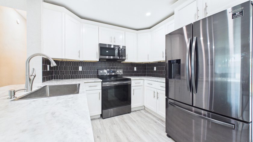 Welcome home to this beautifully remodeled 3BR/2BA residence - photo 6