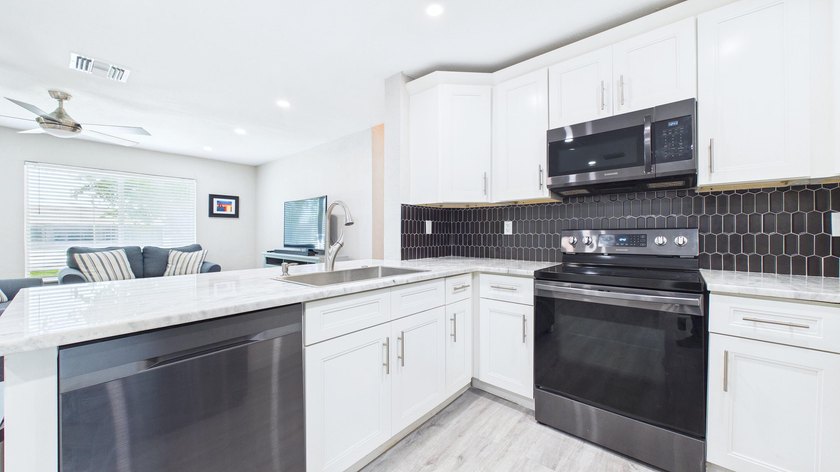 Welcome home to this beautifully remodeled 3BR/2BA residence - photo 7