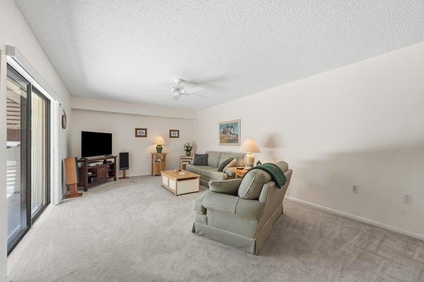 Discover this charming two-bedroom townhouse, with each bedroom - photo 4