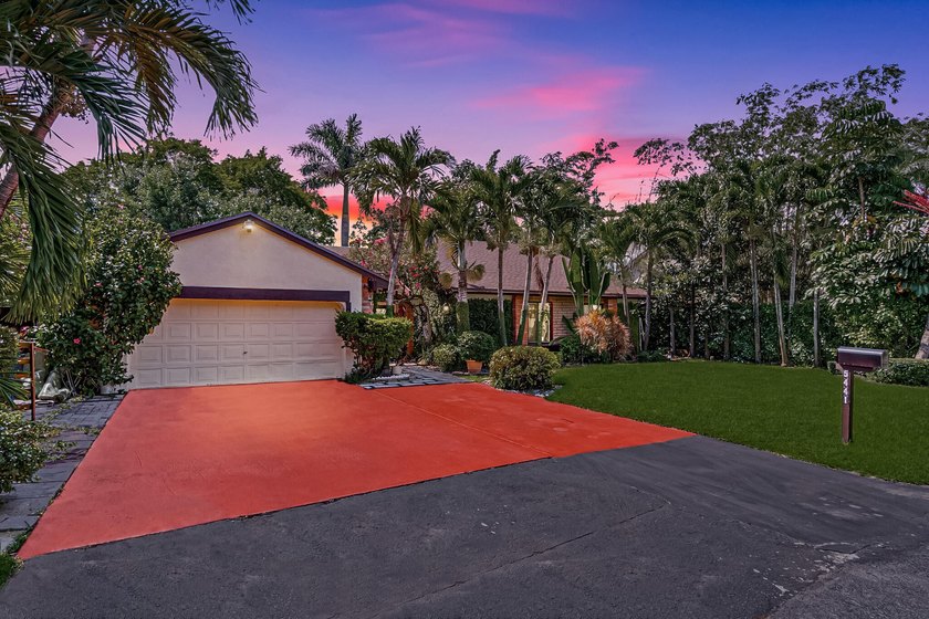 One-story 5BR/4BA home on an oversized lot over 8500 sq. ft. in - photo 3