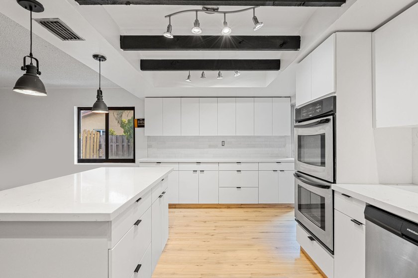 One-story 5BR/4BA home on an oversized lot over 8500 sq. ft. in - photo 7
