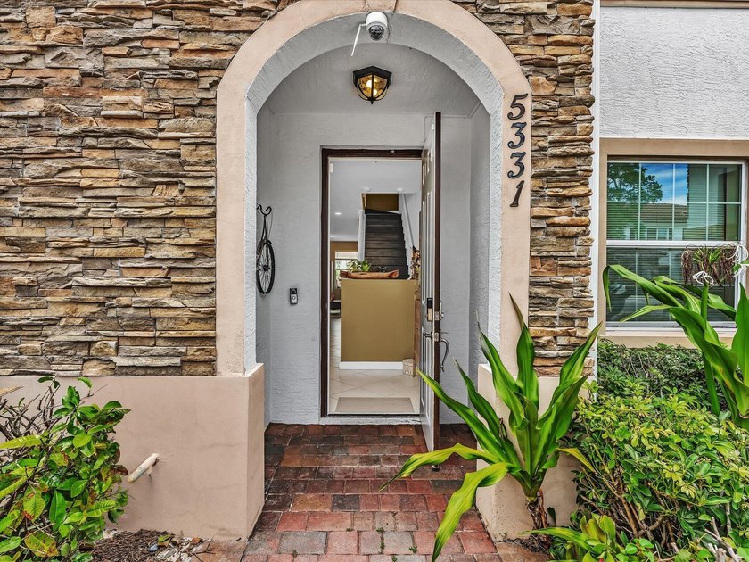 Welcome to this beautifully maintained 3-bedroom, 2.5-bathroom - photo 2