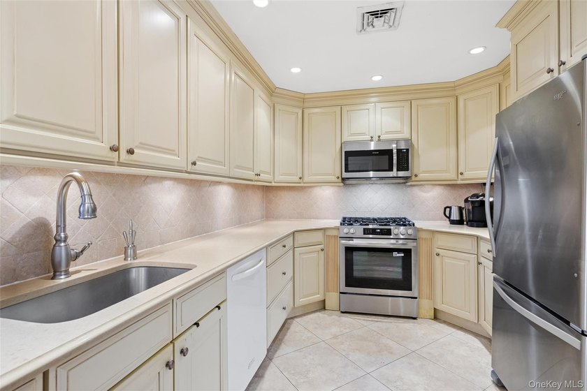 Spacious and beautifully maintained 3-bedroom, 2.5-bath home - photo 13