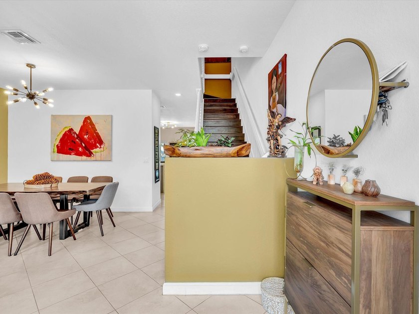 Welcome to this beautifully maintained 3-bedroom, 2.5-bathroom - photo 3