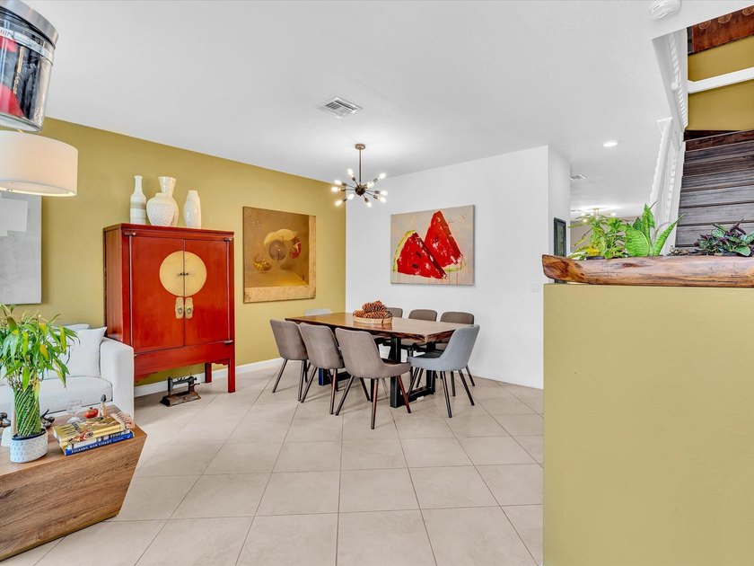 Welcome to this beautifully maintained 3-bedroom, 2.5-bathroom - photo 4