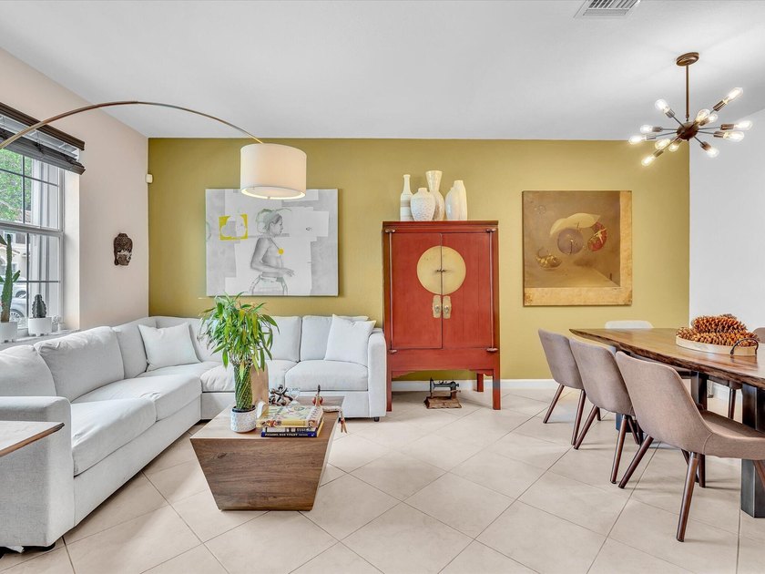 Welcome to this beautifully maintained 3-bedroom, 2.5-bathroom - photo 5