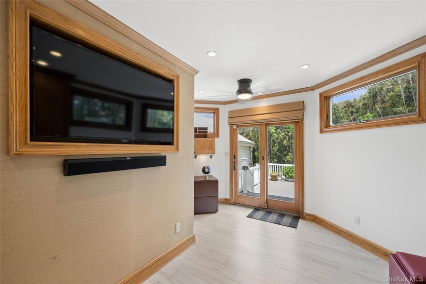 Spacious and beautifully maintained 3-bedroom, 2.5-bath home - photo 17