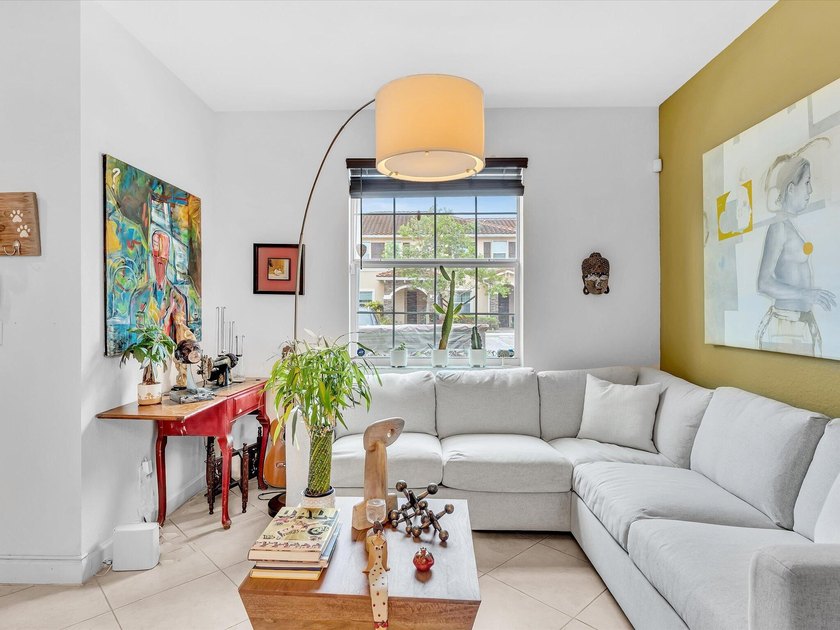 Welcome to this beautifully maintained 3-bedroom, 2.5-bathroom - photo 7