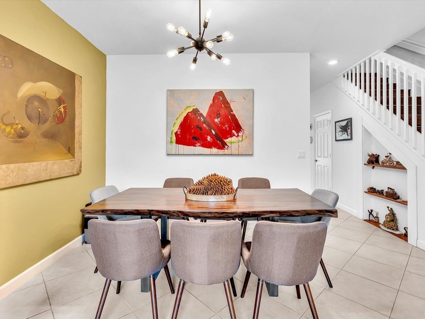 Welcome to this beautifully maintained 3-bedroom, 2.5-bathroom - photo 9