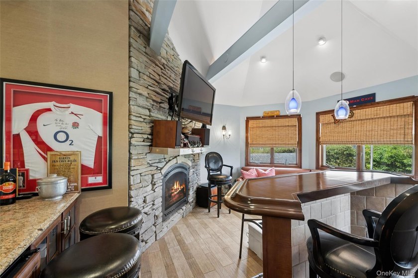 Spacious and beautifully maintained 3-bedroom, 2.5-bath home - photo 21
