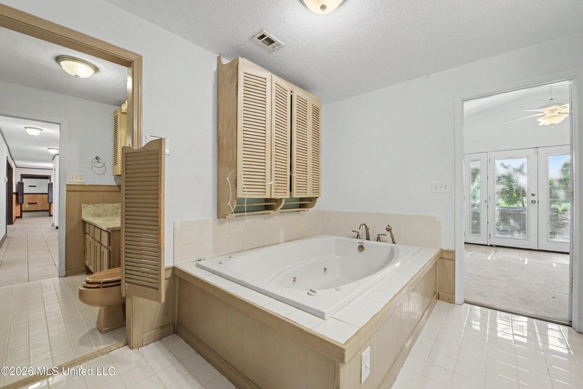 Welcome to this beautiful, spacious, 3-bedroom, 2 bath home in - photo 22
