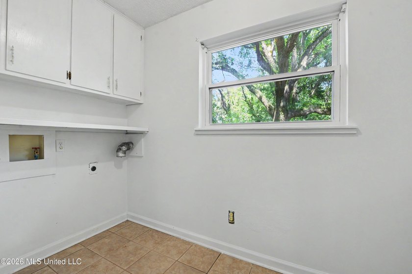 Welcome to this beautiful, spacious, 3-bedroom, 2 bath home in - photo 23