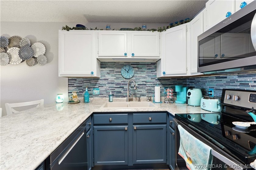 Motivated sellers! Experience the ultimate lakefront lifestyle - photo 13