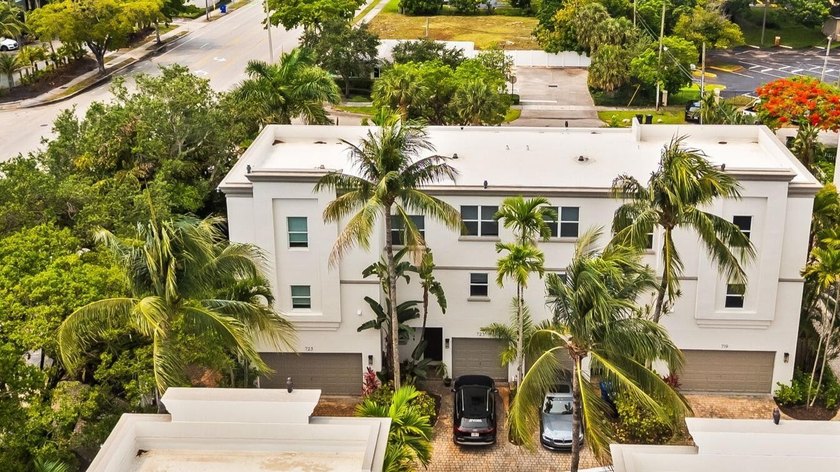 Downtown Fort Lauderdale Townhouse in Gated Community. Corner - photo 3