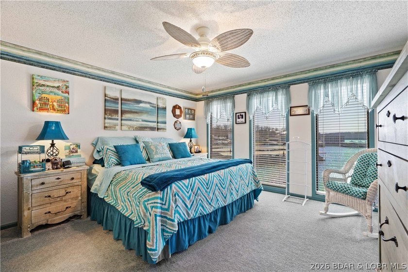 Motivated sellers! Experience the ultimate lakefront lifestyle - photo 16