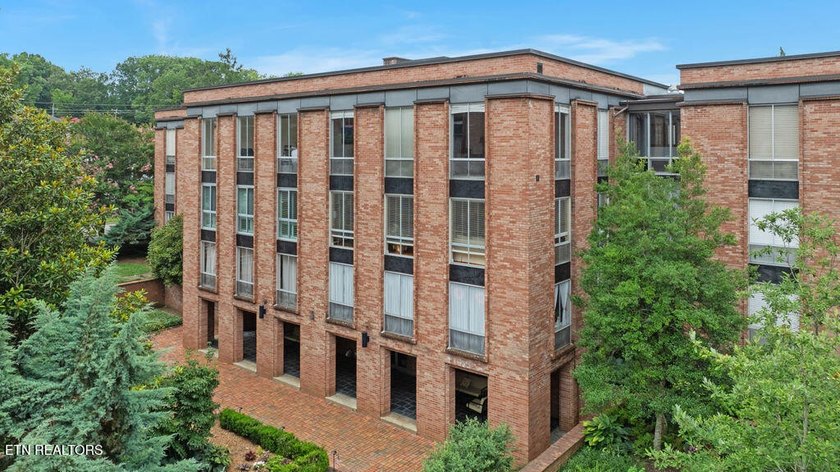 STYLISH SEQUOYAH HILLS CONDOMINIUM. Fresh and awaiting your - photo 3