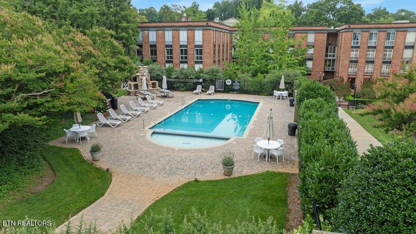 STYLISH SEQUOYAH HILLS CONDOMINIUM. Fresh and awaiting your - photo 4