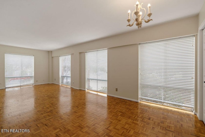 STYLISH SEQUOYAH HILLS CONDOMINIUM. Fresh and awaiting your - photo 6